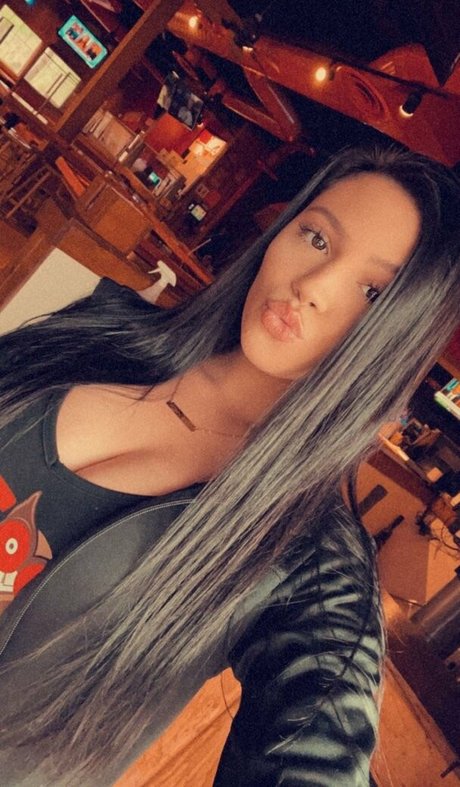 Kaylee Burnett nude pornstar gallery