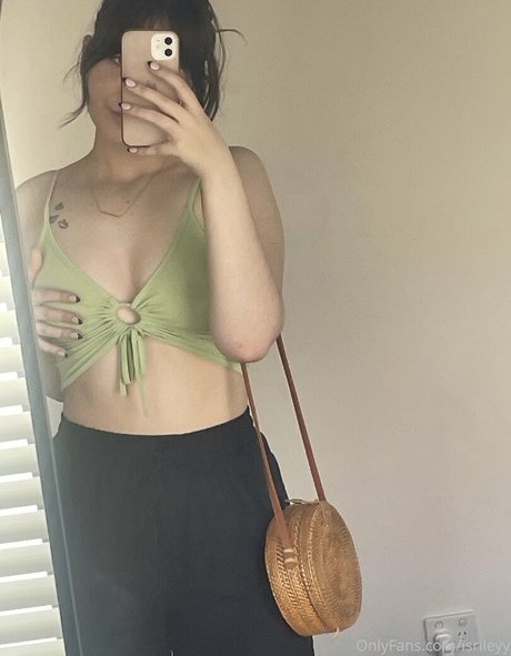 isrileyy naked model img