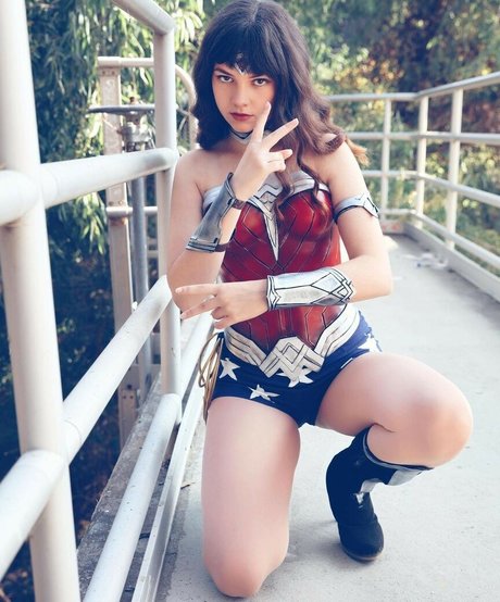 Minakess star hot photo