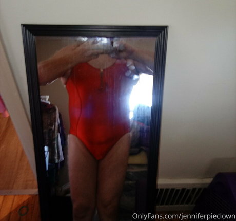 jenniferpieclown model naked photo