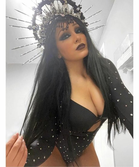 Mandy Leon actress image