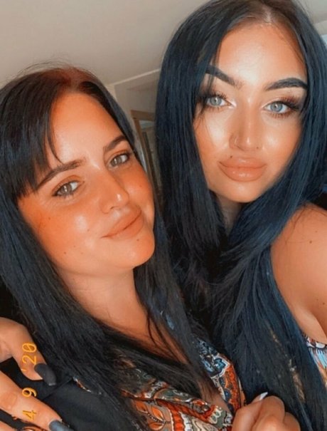 sluttyjennaxo naked model photo