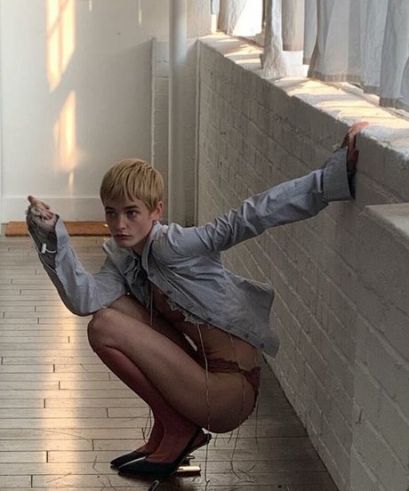 Esther McGregor star erotic pic