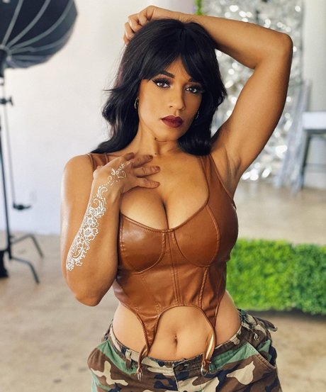 Melyssa Ford art model photo