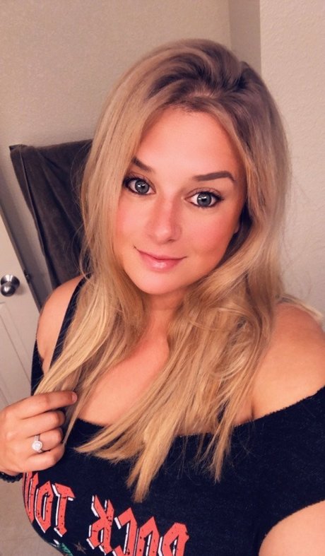 Ashley Dawn hd model image