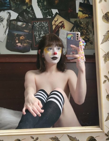 Dianalikesclowns star pornographic photo