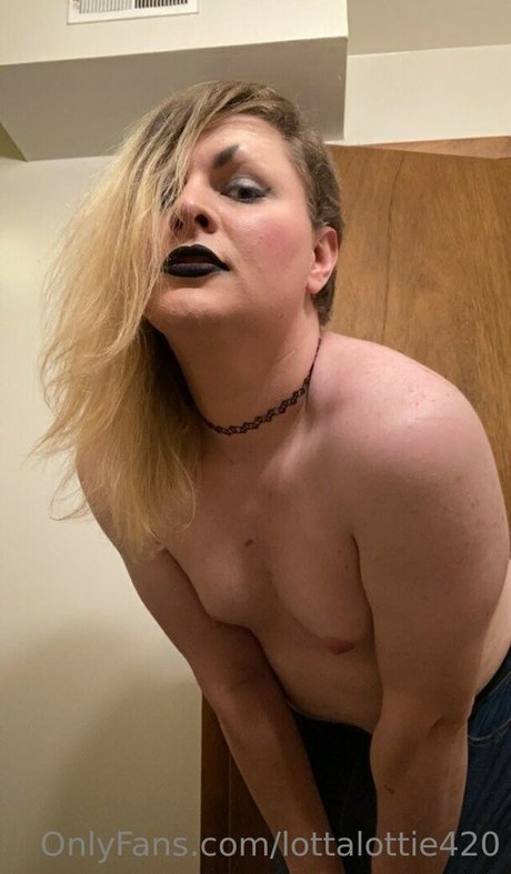lottalottie420 naked model img