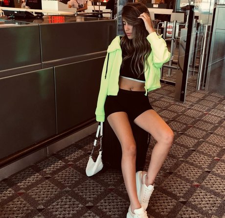 Meshi Malka nude star images