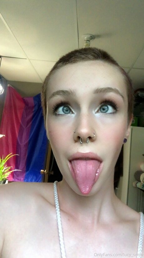 lucy snow model naked picture