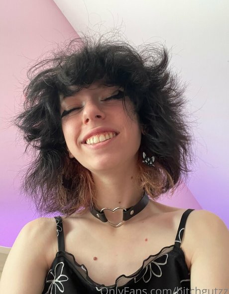 bitchgutzz model naked pics