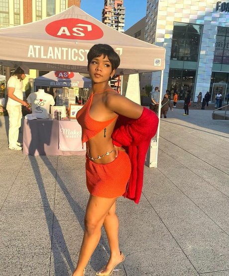 Nia no long erotic model pic