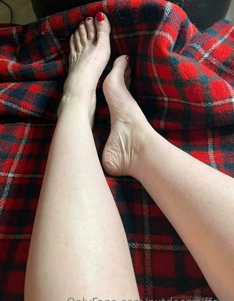 nxtdoormlffeet nude model pic