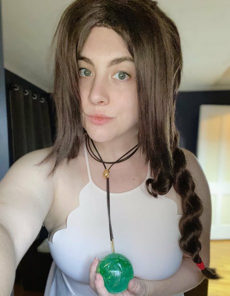 aerithgainsbro model naked photo