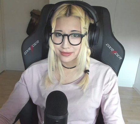 Sinneddonut pretty pornstar pictures