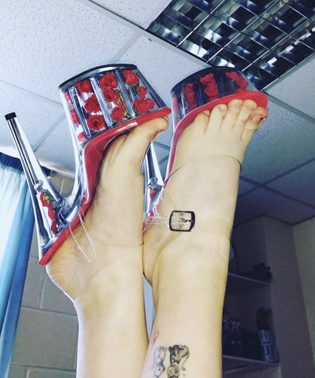 lifeofnessa erotic model image