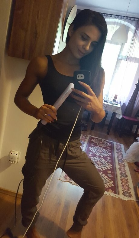 miracuckold naked model image