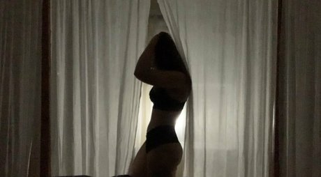 raarii model sexy photo