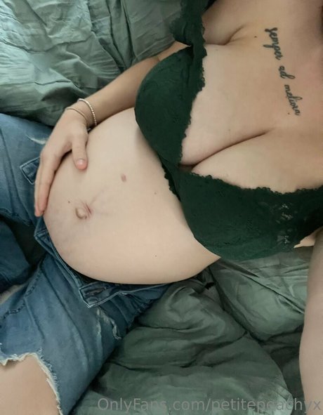 petitepeachyx naked actress galleries