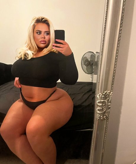 Susannah Elizabeth model pretty photo