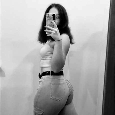 Meli hold perfect star pic