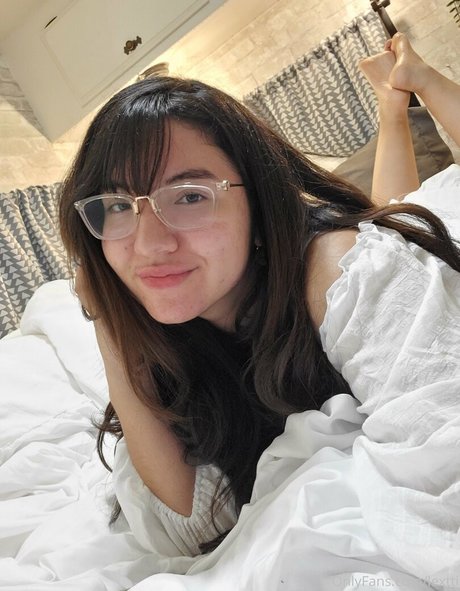 lextti xxx model picture