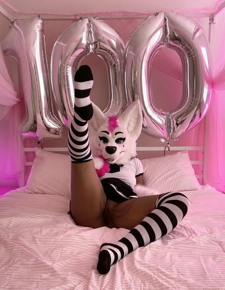 bustypuppy model naked photo