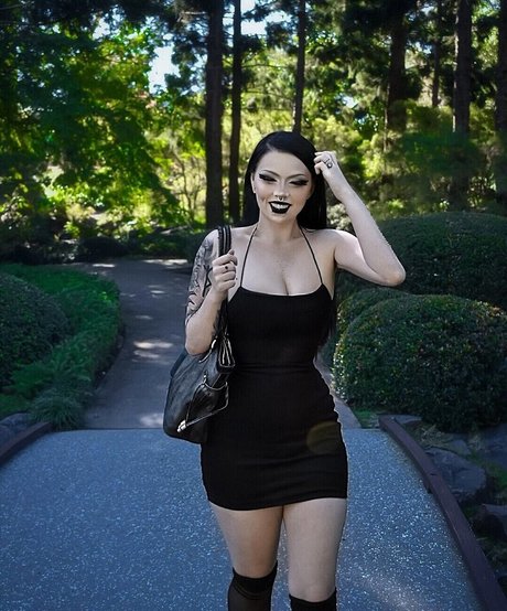 Horrific Temptress pornstar hot pics