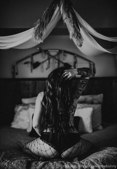 realpalesnowbunny model nude galleries