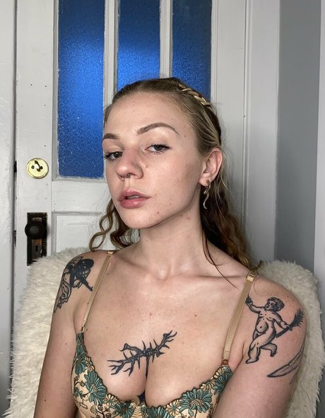 lustfullillian erotic actress picture