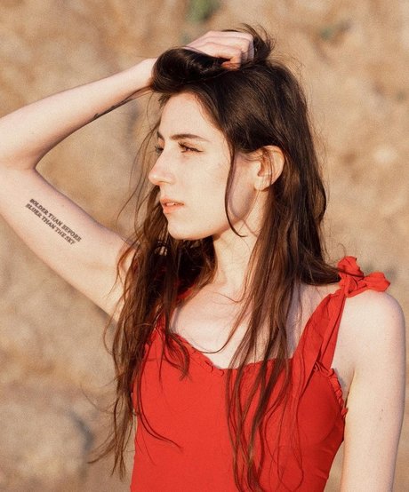 Dodie Clark star sex photos