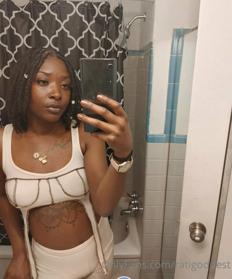 ratigoddest model free photo