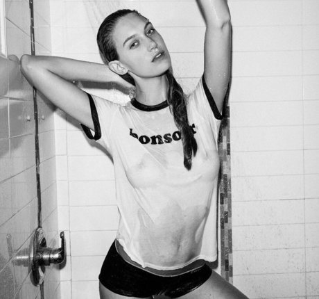 Caroline Lowe star nude pic