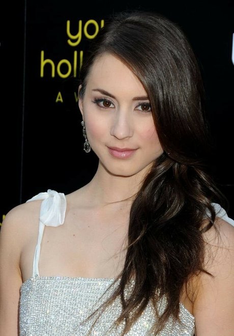 Troian Bellisario sexy star img