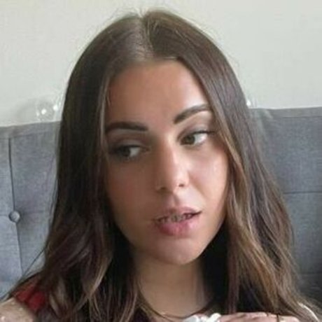 Taviasky model exclusive gallery