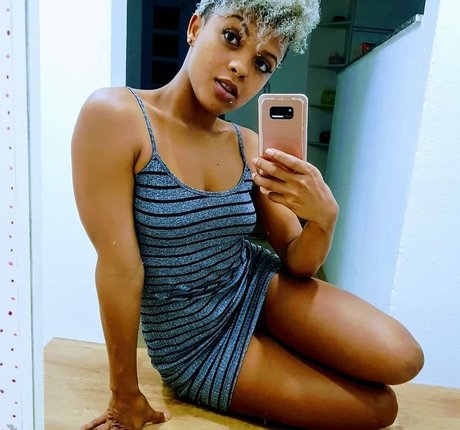 Sayoh Dos Santos hot actress pictures