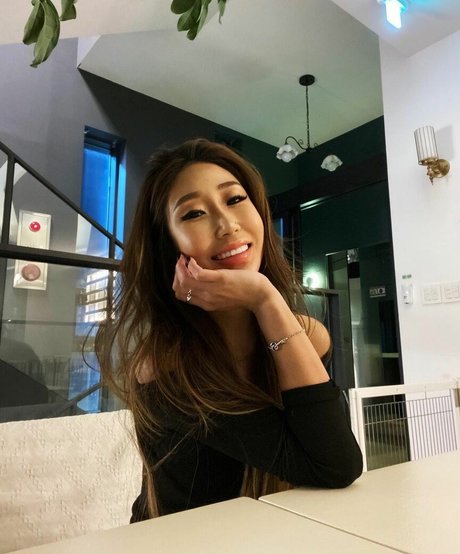 Jinnnyk hot model img