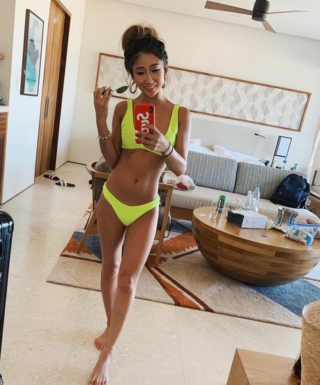 Jinnnyk erotic model pic