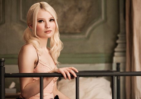 Emily Browning exclusive actress img