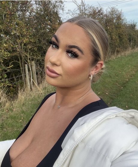 Caitlinn G pretty pornstar picture