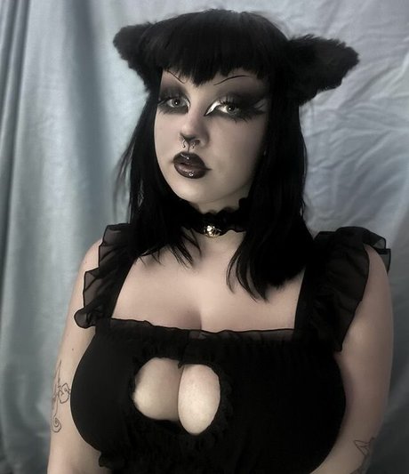 Destructiv333 model naked images