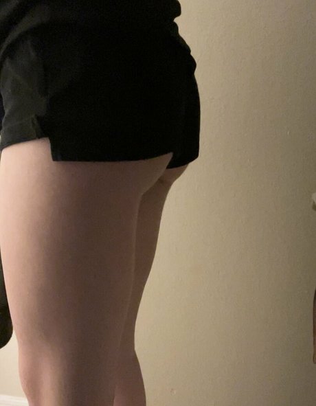 pixienicky model naked photos