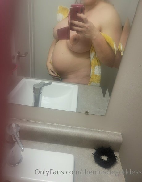 themusclegoddess nude model picture