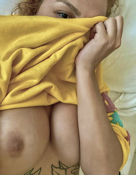 Ecem Guvenciler beautiful actress images