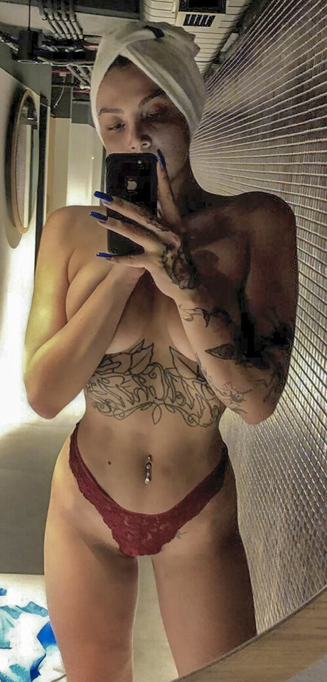 Ecem Guvenciler star art archive