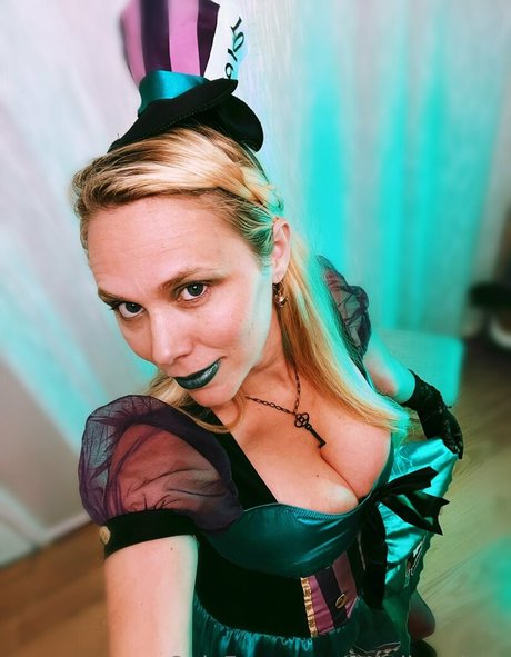 fayelinaplays beautiful actress image