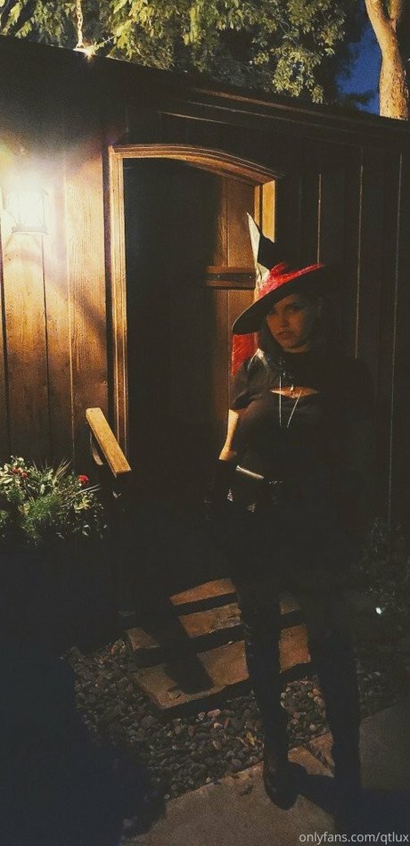 QT Lux naked star galleries