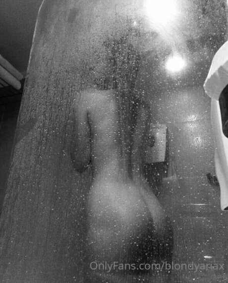 blondyariax nudes model image