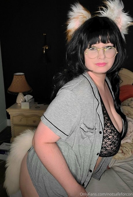 notsafeforcon nude star photo