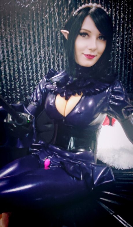 latexirime sexy model pic