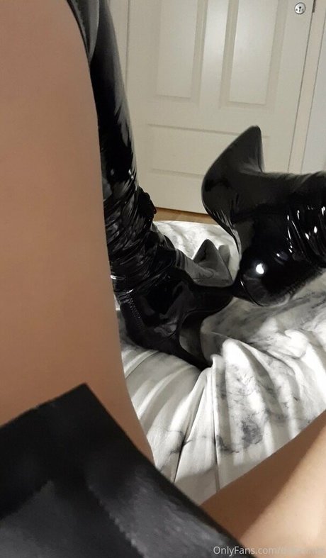 distannce model naked pics